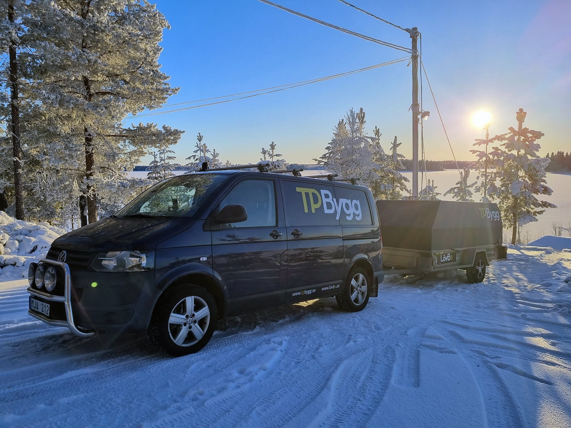 Firmabil med texten TP Bygg